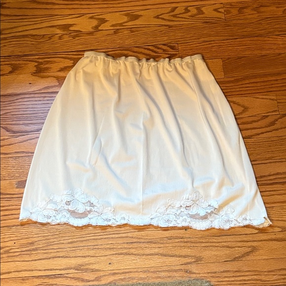 Two Vintage Lace Cream Trim Half Slips - Formfit Rogers & Undercover Wear - Picture 3 of 16